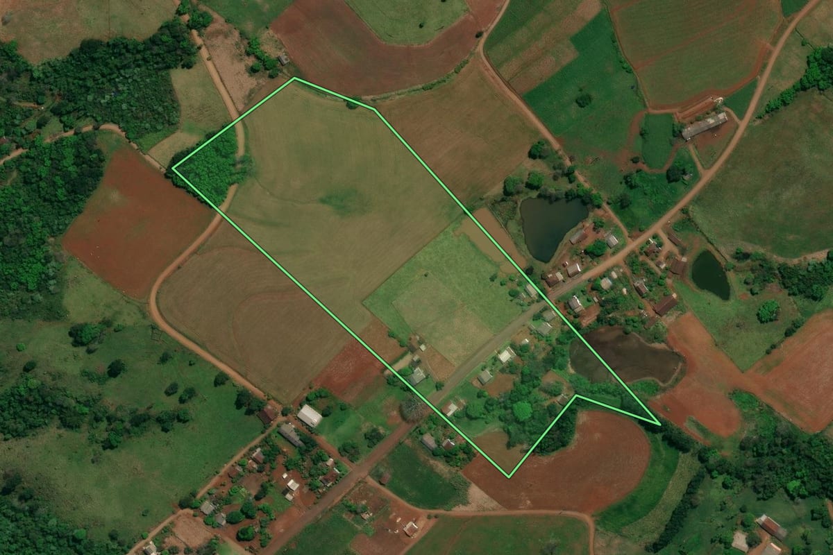 Imagem de satélite do imóvel rural em Romelândia (SC), com o contorno declarado no CAR desenhado por cima.
