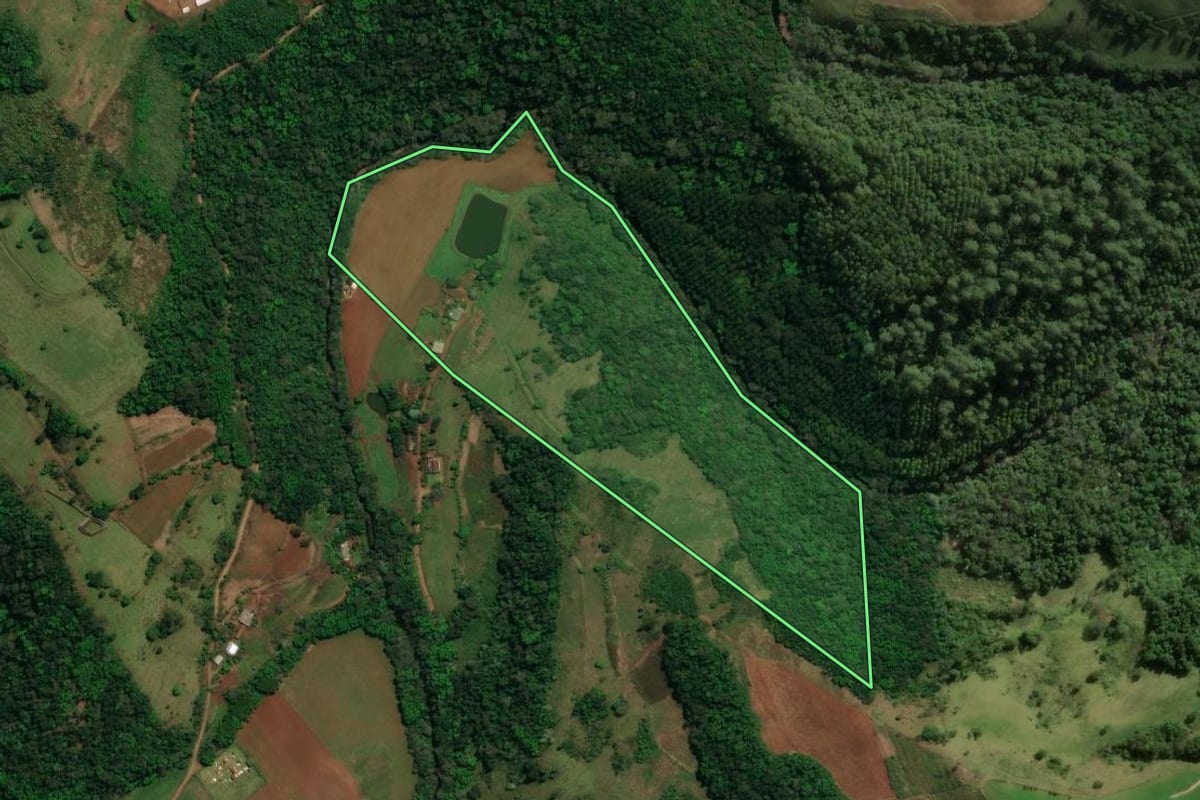 Imagem de satélite do imóvel rural em Romelândia (SC), com o contorno declarado no CAR desenhado por cima.