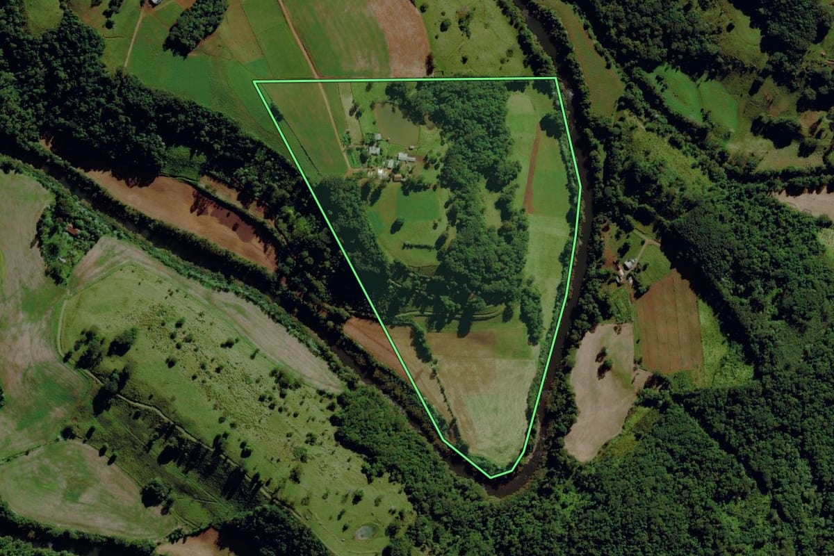 Imagem de satélite do imóvel rural em Romelândia (SC), com o contorno declarado no CAR desenhado por cima.