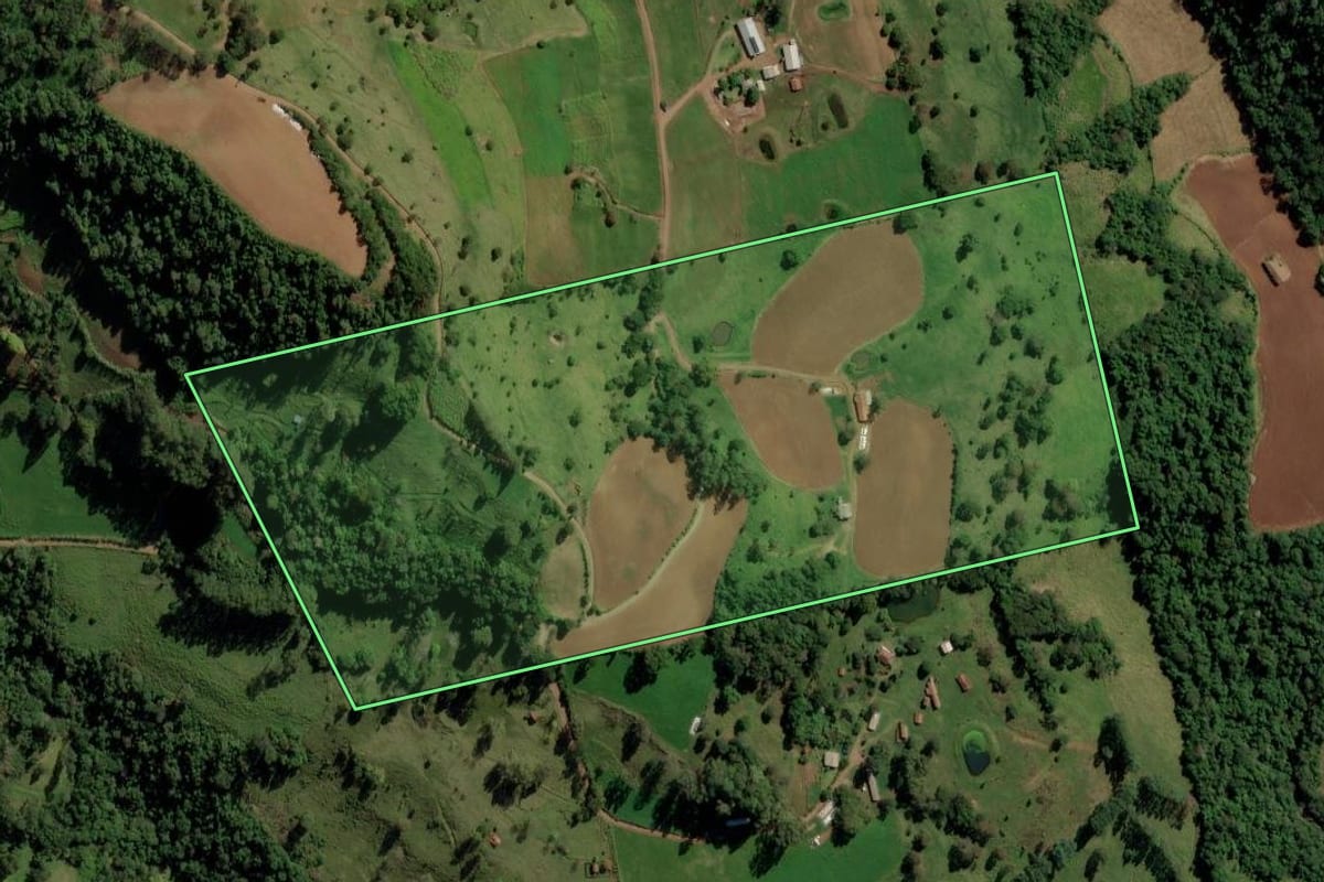 Imagem de satélite do imóvel rural em Romelândia (SC), com o contorno declarado no CAR desenhado por cima.