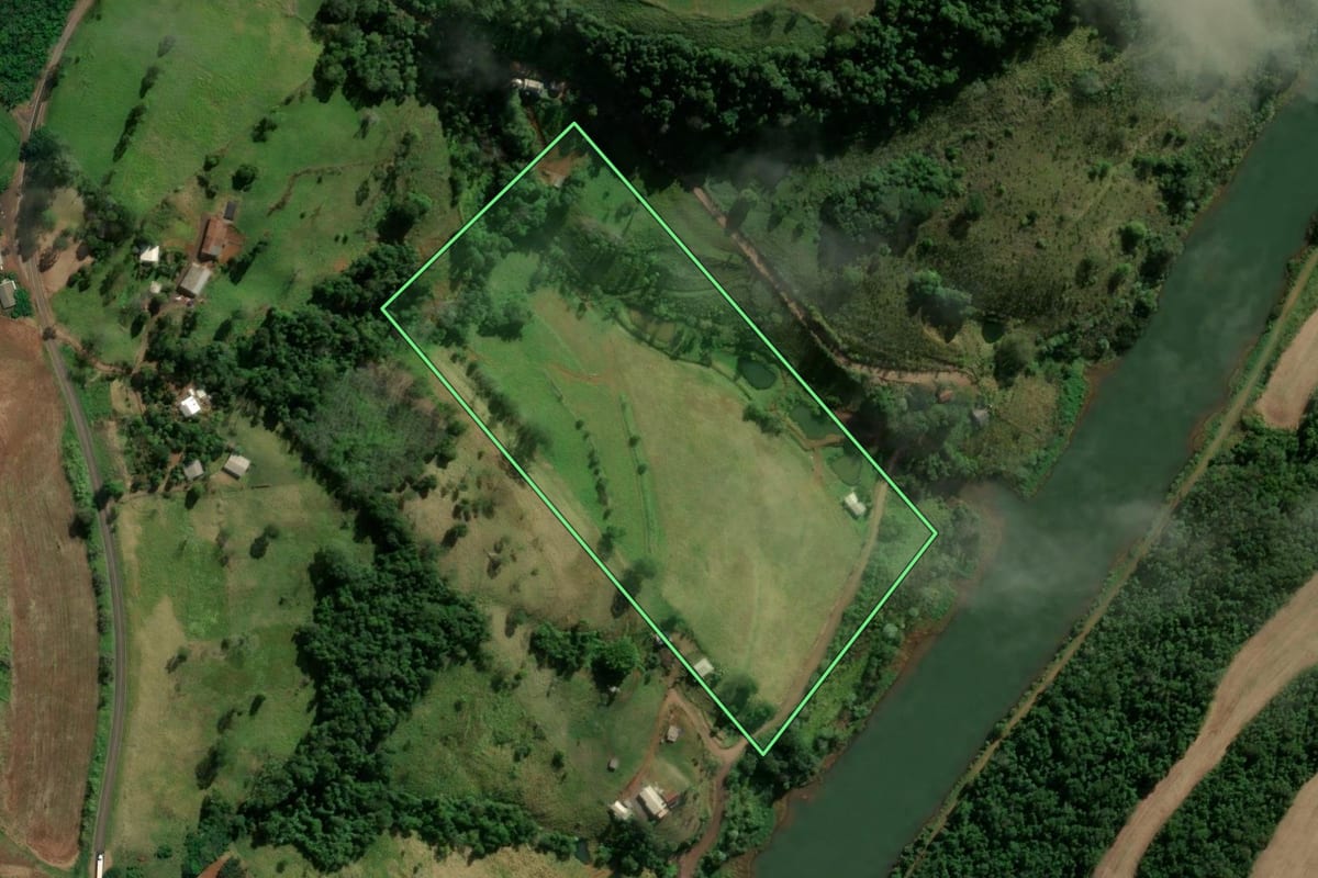 Imagem de satélite do imóvel rural em Romelândia (SC), com o contorno declarado no CAR desenhado por cima.