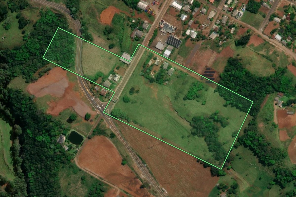 Imagem de satélite do imóvel rural em Romelândia (SC), com o contorno declarado no CAR desenhado por cima.