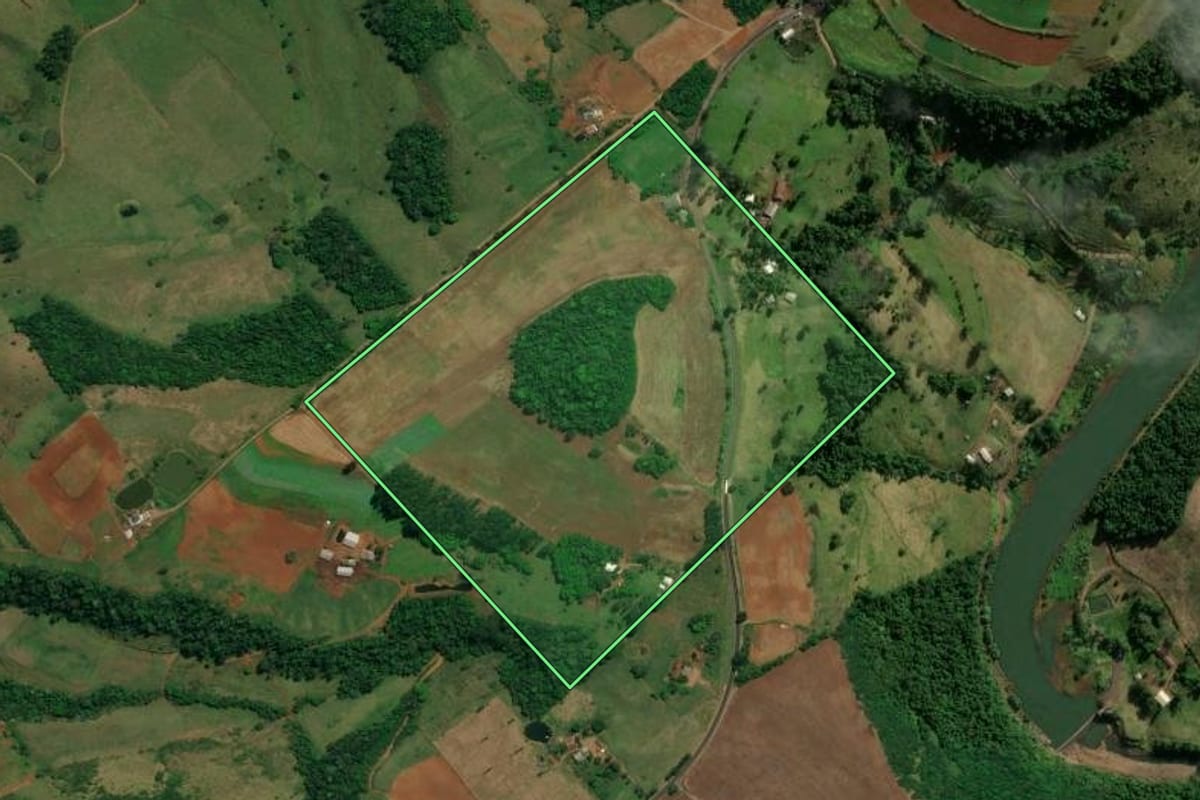 Imagem de satélite do imóvel rural em Romelândia (SC), com o contorno declarado no CAR desenhado por cima.