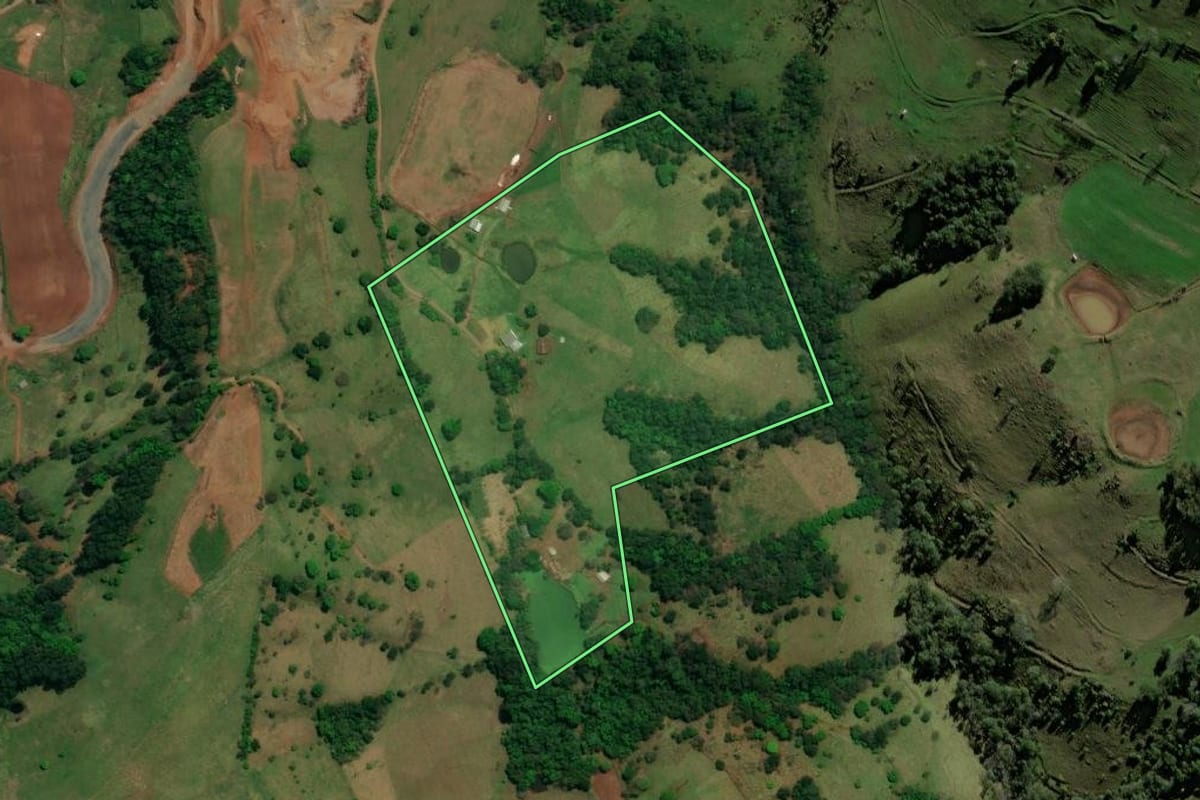 Imagem de satélite do imóvel rural em Romelândia (SC), com o contorno declarado no CAR desenhado por cima.