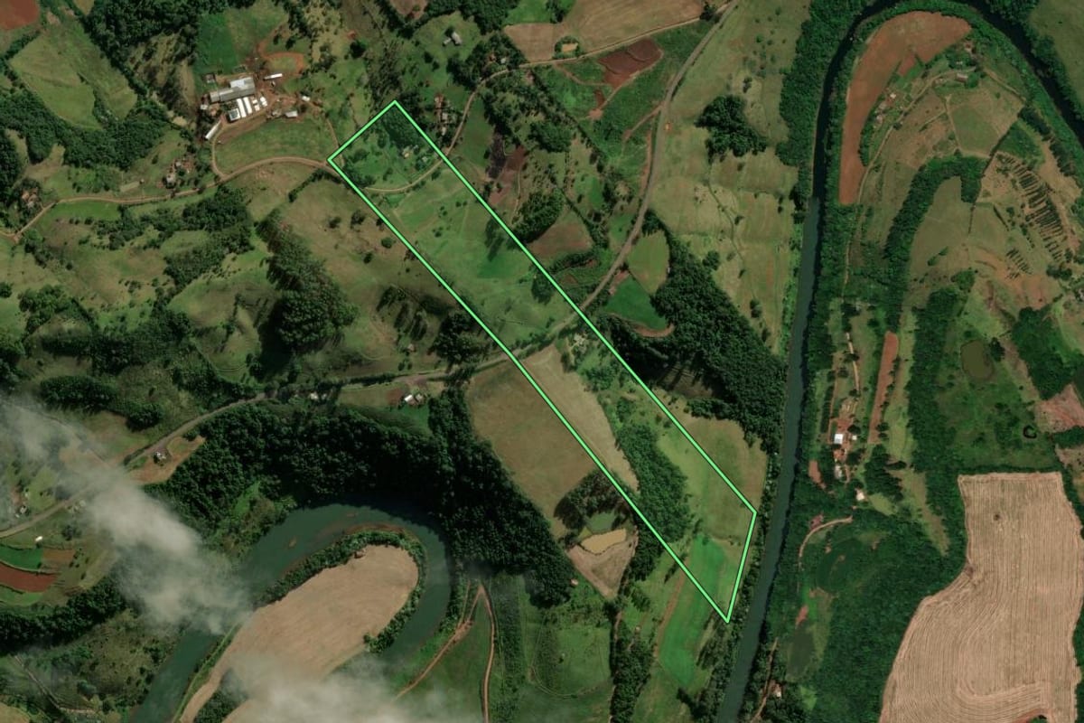 Imagem de satélite do imóvel rural em Romelândia (SC), com o contorno declarado no CAR desenhado por cima.