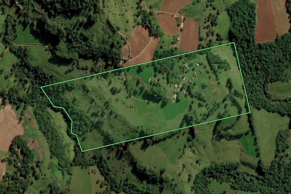 Imagem de satélite do imóvel rural em Romelândia (SC), com o contorno declarado no CAR desenhado por cima.