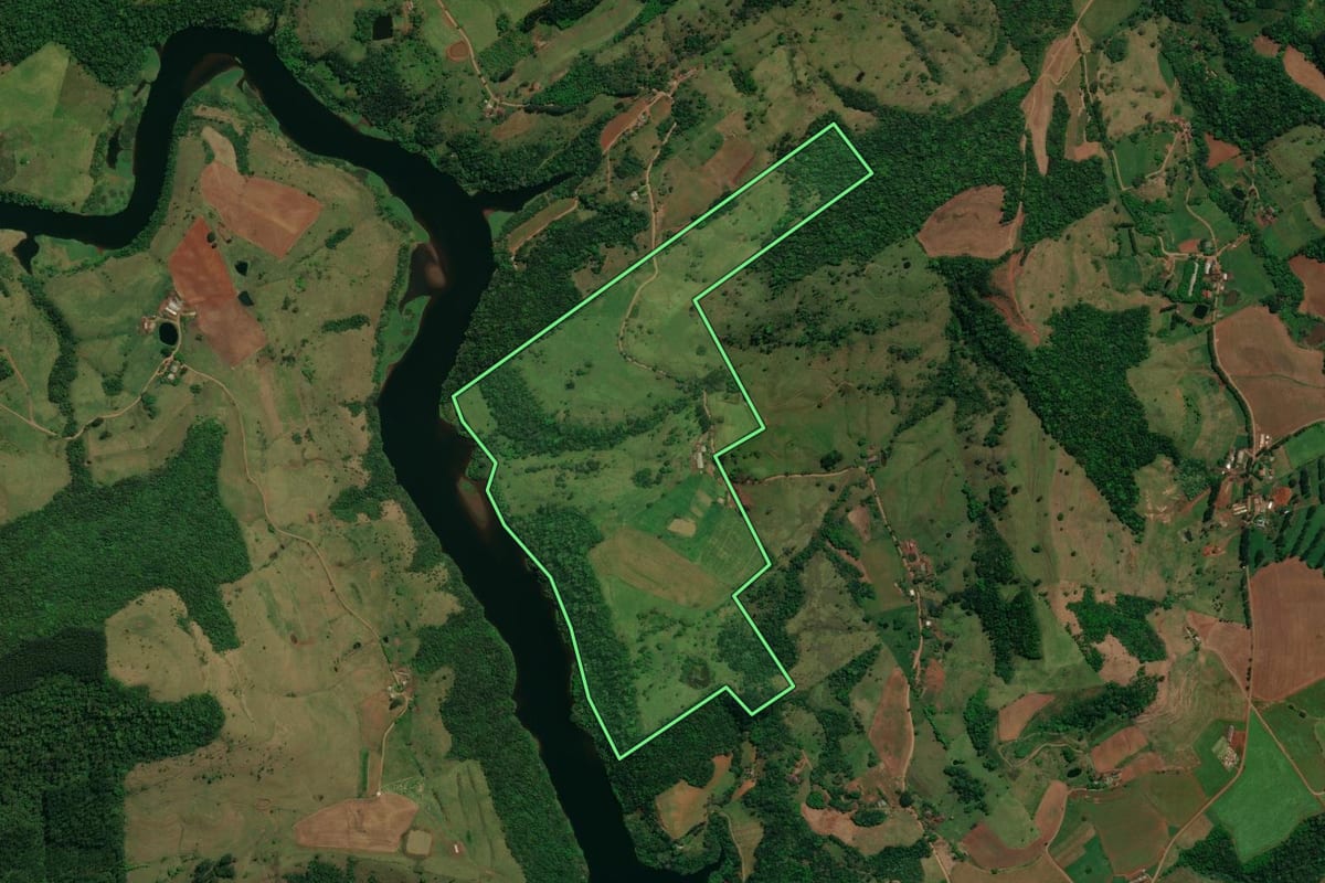 Imagem de satélite do imóvel rural em Romelândia (SC), com o contorno declarado no CAR desenhado por cima.