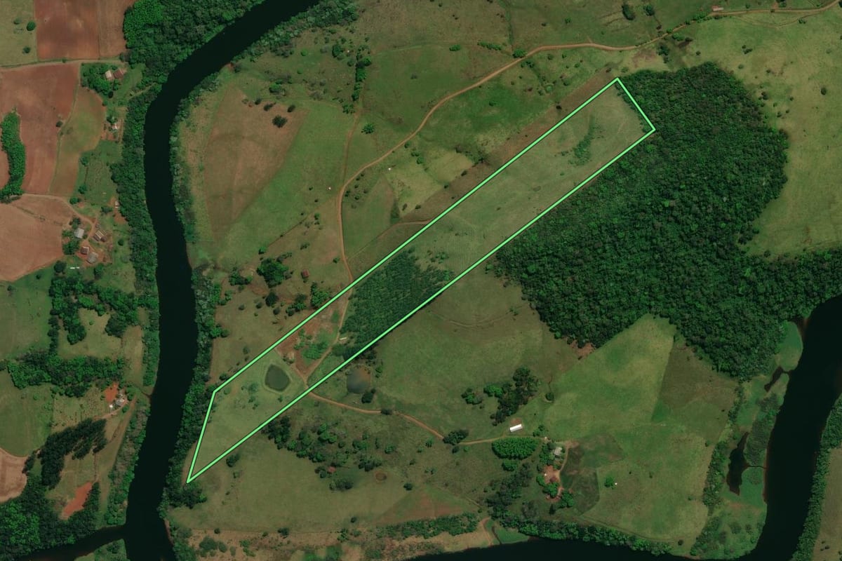 Imagem de satélite do imóvel rural em Romelândia (SC), com o contorno declarado no CAR desenhado por cima.