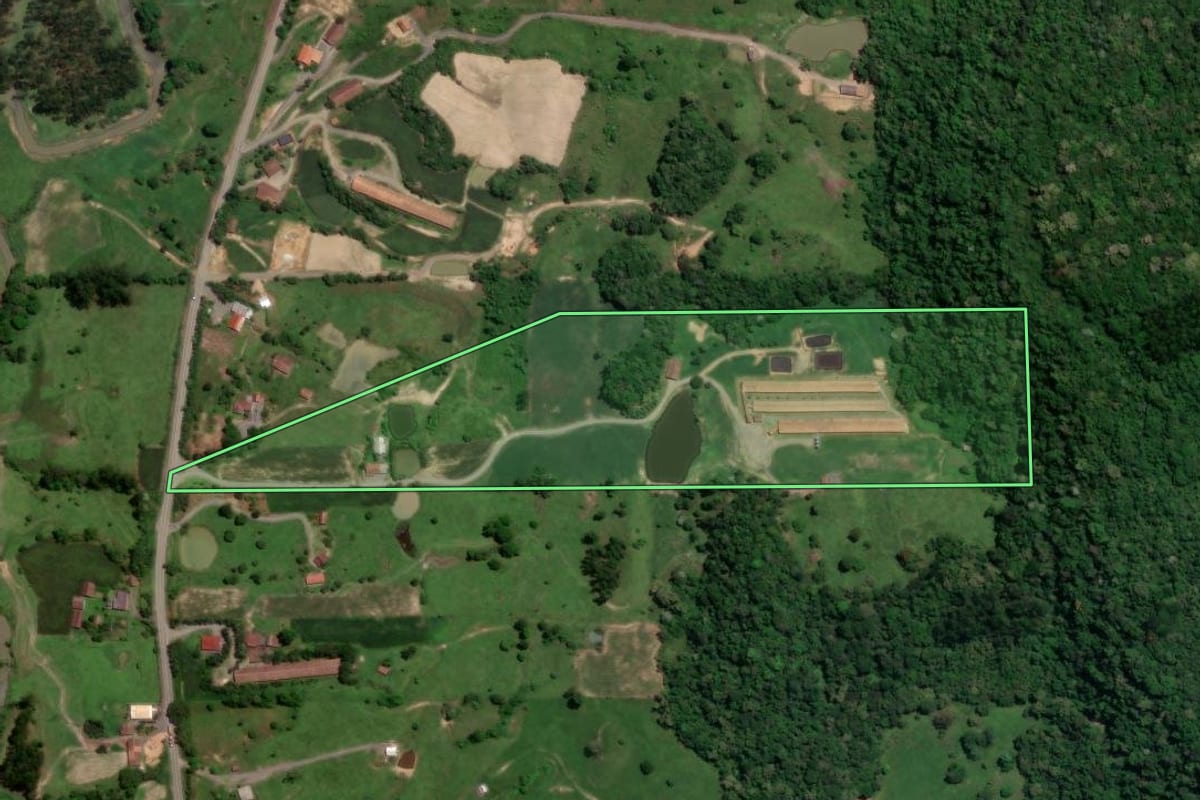 Imagem de satélite do imóvel rural em Salete (SC), com o contorno declarado no CAR desenhado por cima.