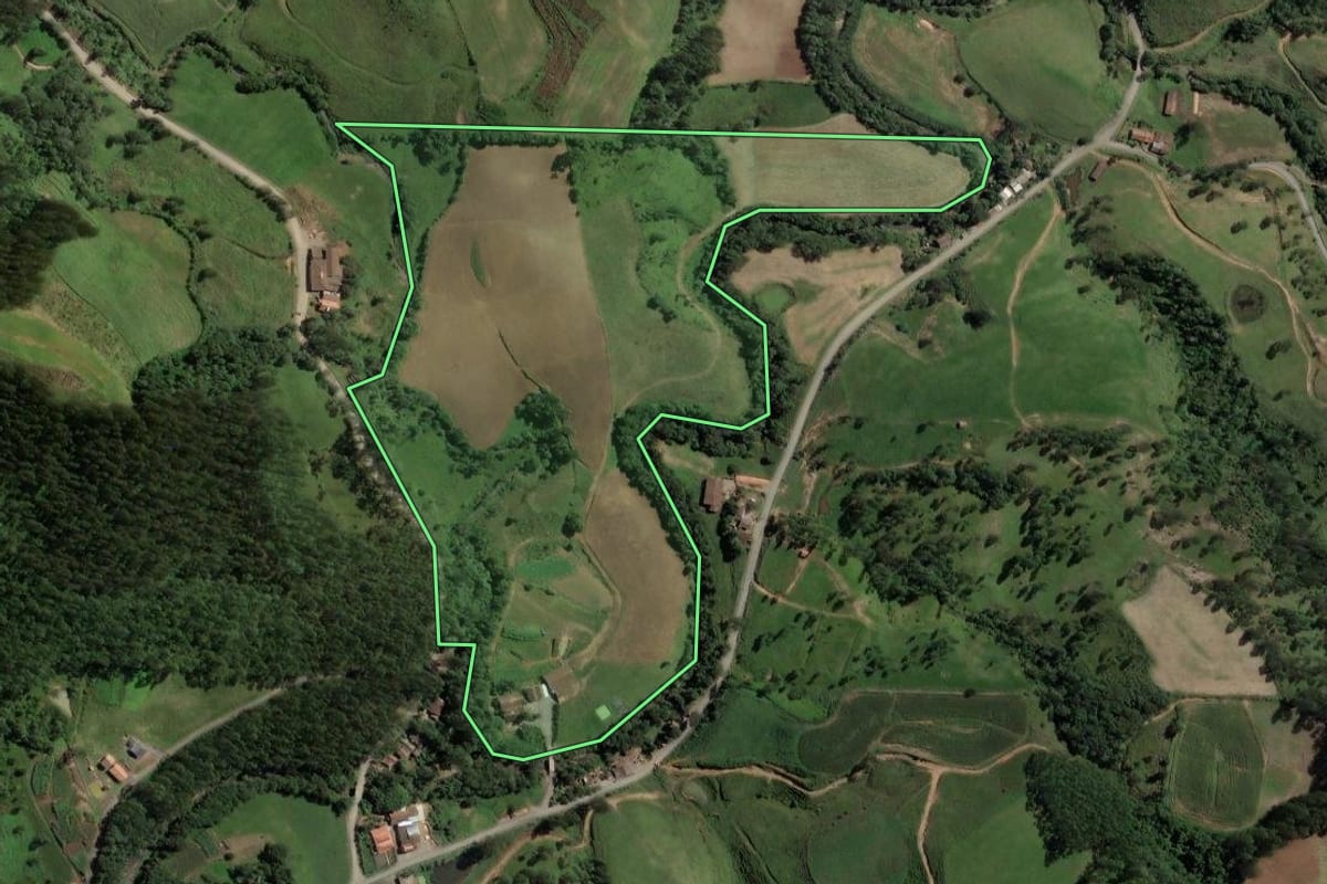Imagem de satélite do imóvel rural em Salete (SC), com o contorno declarado no CAR desenhado por cima.