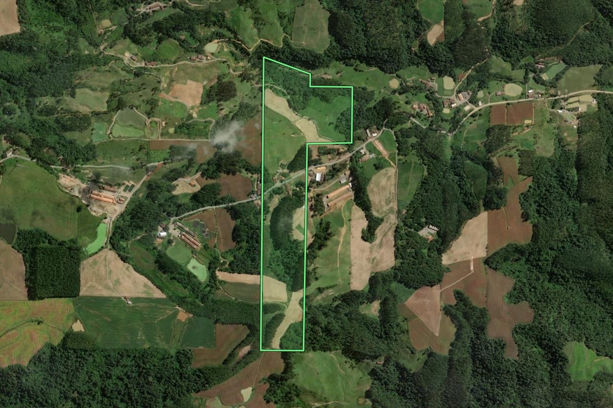 Imagem de satélite do imóvel rural em Salete (SC), com o contorno declarado no CAR desenhado por cima.