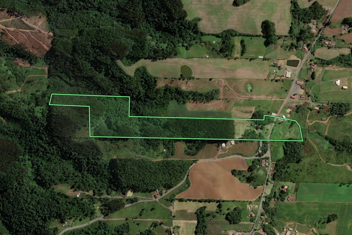 Imagem de satélite do imóvel rural em Salete (SC), com o contorno declarado no CAR desenhado por cima.