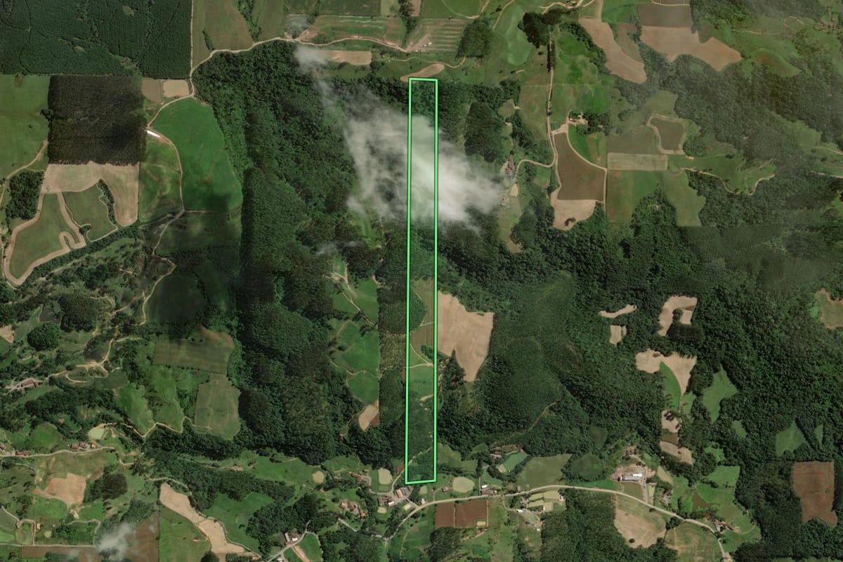 Imagem de satélite do imóvel rural em Salete (SC), com o contorno declarado no CAR desenhado por cima.