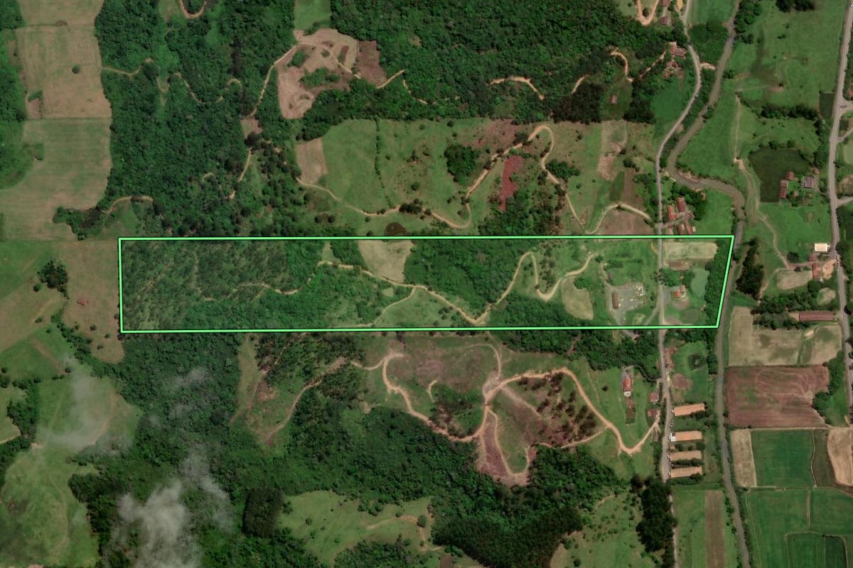 Imagem de satélite do imóvel rural em Salete (SC), com o contorno declarado no CAR desenhado por cima.
