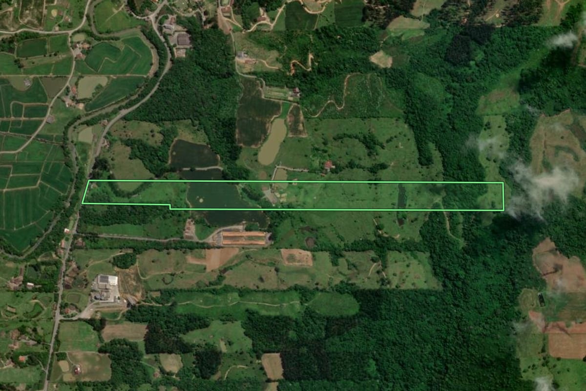 Imagem de satélite do imóvel rural em Salete (SC), com o contorno declarado no CAR desenhado por cima.
