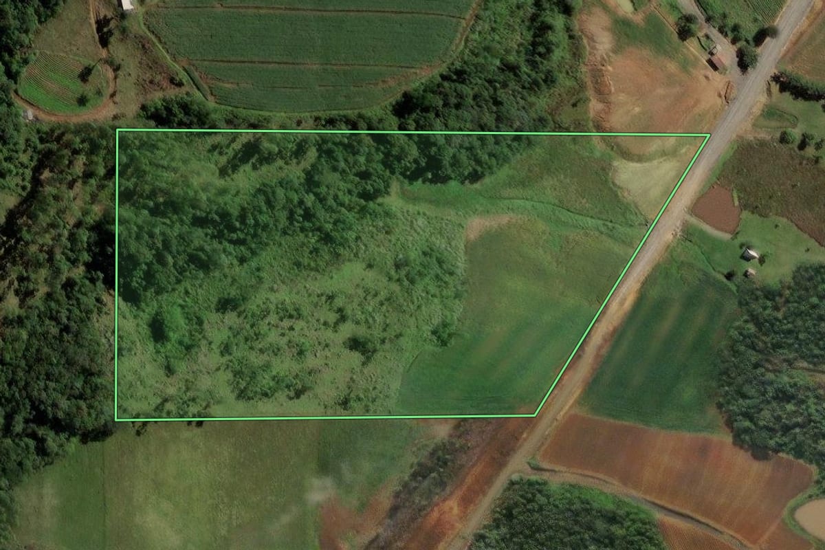 Imagem de satélite do imóvel rural em Salete (SC), com o contorno declarado no CAR desenhado por cima.