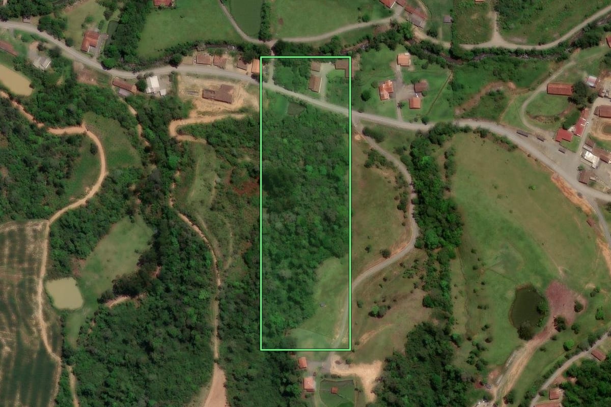Imagem de satélite do imóvel rural em Salete (SC), com o contorno declarado no CAR desenhado por cima.