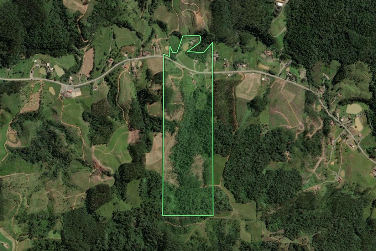 Imagem de satélite do imóvel rural em Salete (SC), com o contorno declarado no CAR desenhado por cima.