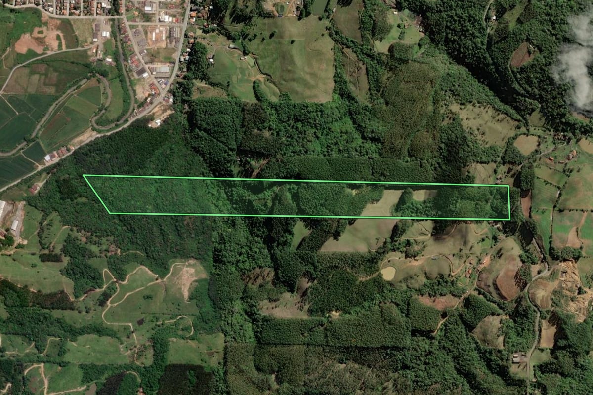 Imagem de satélite do imóvel rural em Salete (SC), com o contorno declarado no CAR desenhado por cima.