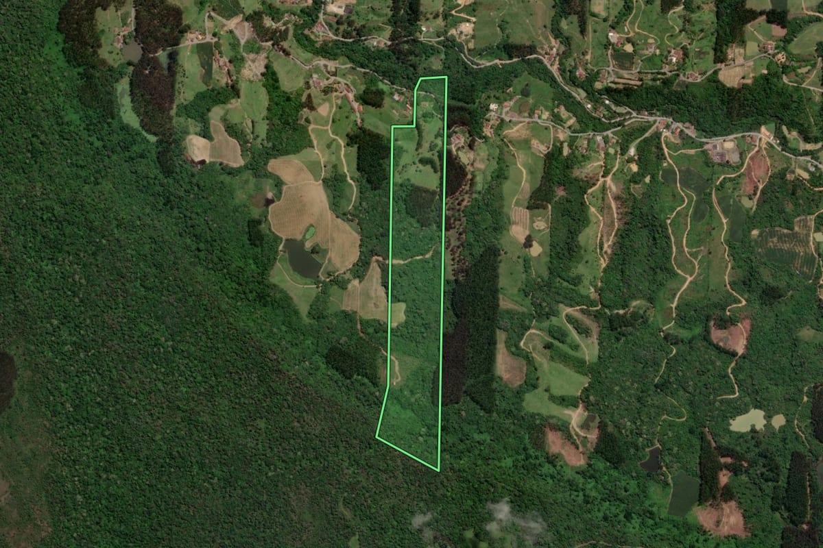 Imagem de satélite do imóvel rural em Salete (SC), com o contorno declarado no CAR desenhado por cima.
