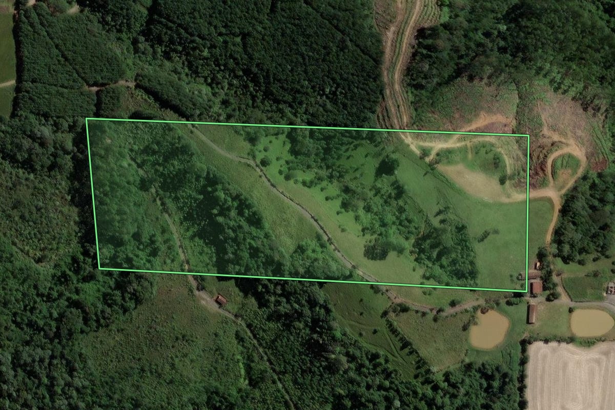 Imagem de satélite do imóvel rural em Salete (SC), com o contorno declarado no CAR desenhado por cima.