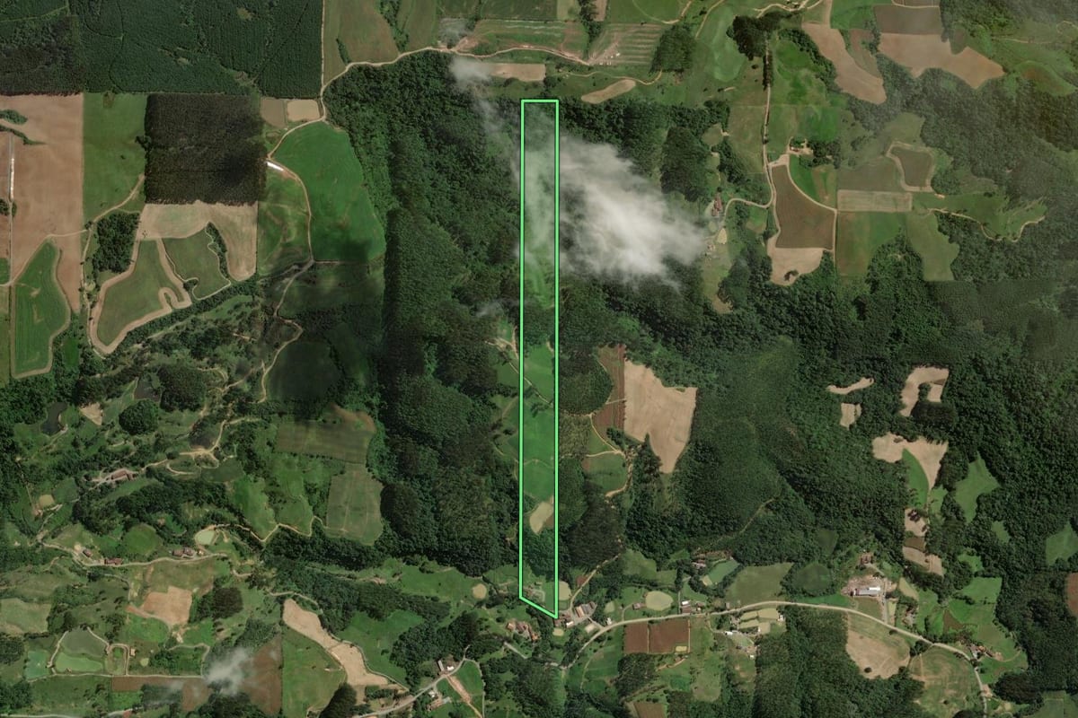 Imagem de satélite do imóvel rural em Salete (SC), com o contorno declarado no CAR desenhado por cima.