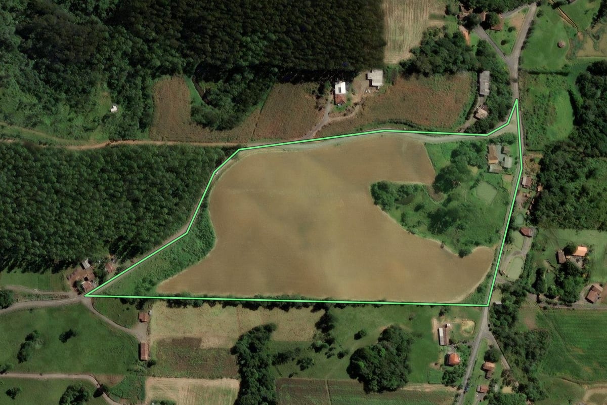 Imagem de satélite do imóvel rural em Salete (SC), com o contorno declarado no CAR desenhado por cima.
