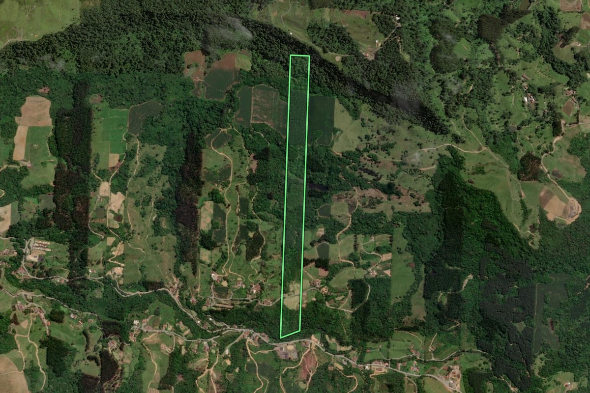 Imagem de satélite do imóvel rural em Salete (SC), com o contorno declarado no CAR desenhado por cima.