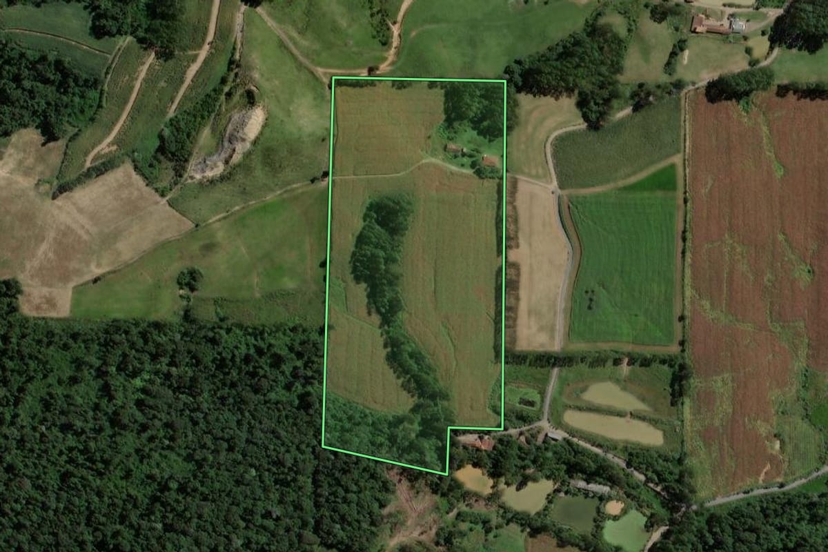 Imagem de satélite do imóvel rural em Salete (SC), com o contorno declarado no CAR desenhado por cima.
