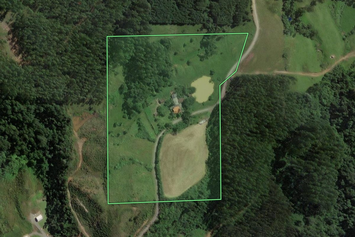 Imagem de satélite do imóvel rural em Salete (SC), com o contorno declarado no CAR desenhado por cima.
