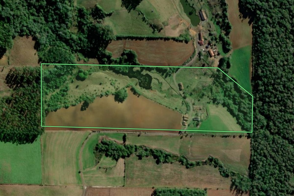 Imagem de satélite do imóvel rural em Salete (SC), com o contorno declarado no CAR desenhado por cima.