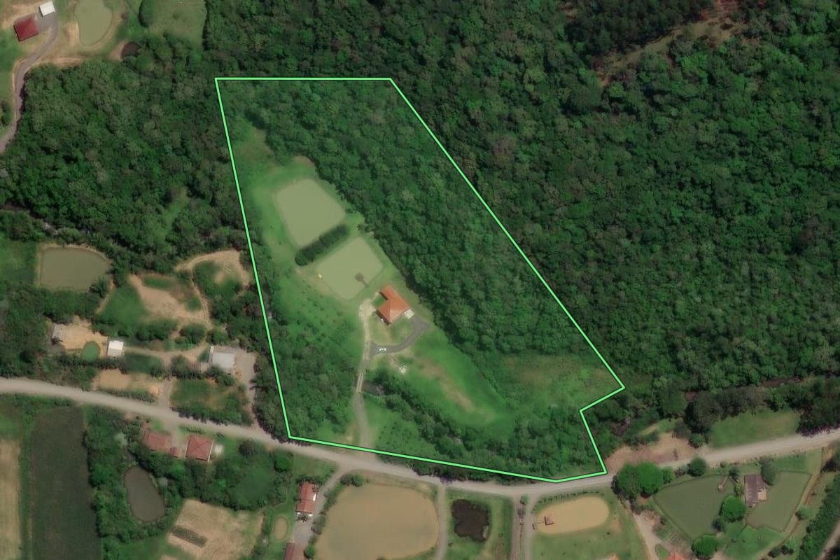 Imagem de satélite do imóvel rural em Salete (SC), com o contorno declarado no CAR desenhado por cima.