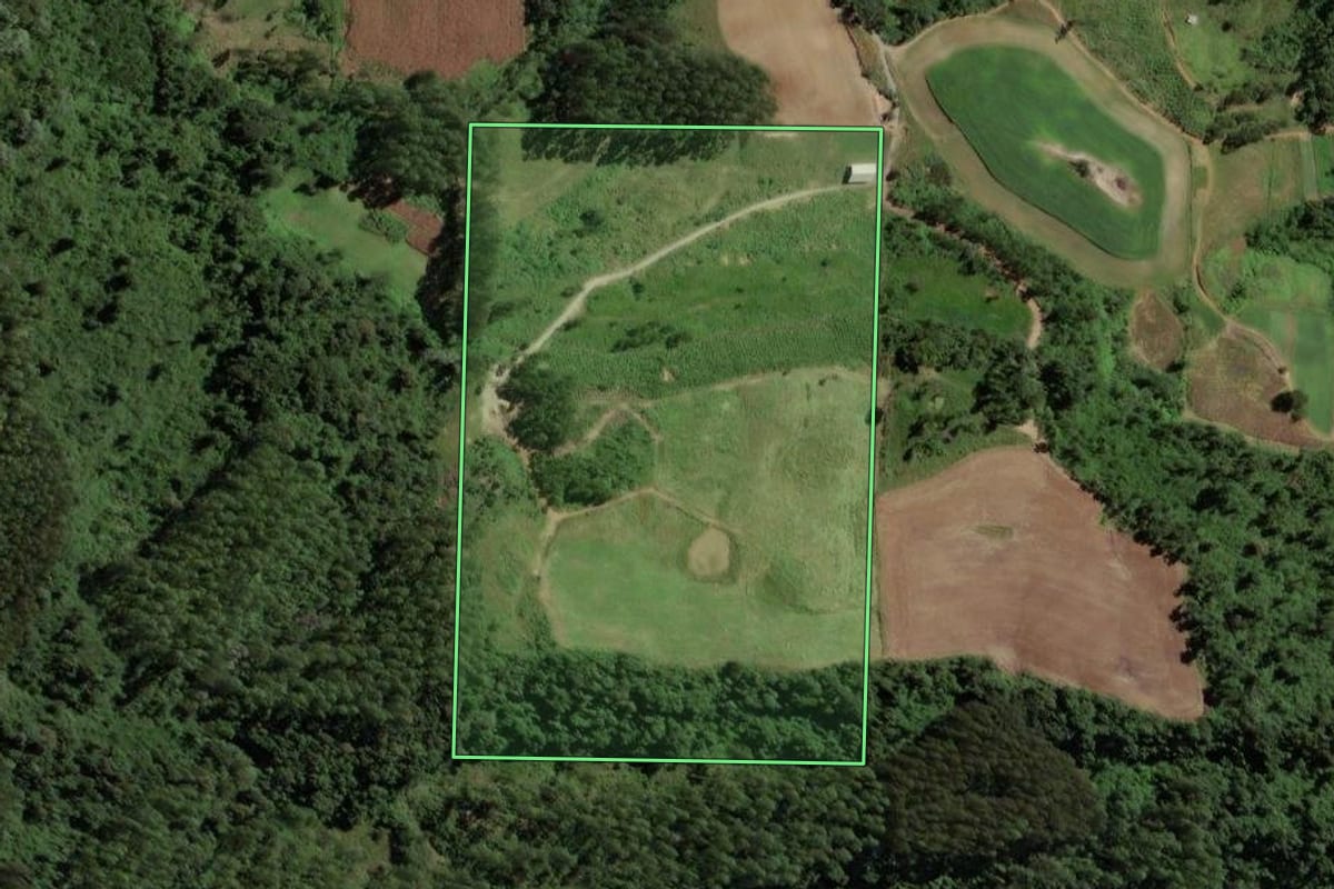 Imagem de satélite do imóvel rural em Salete (SC), com o contorno declarado no CAR desenhado por cima.