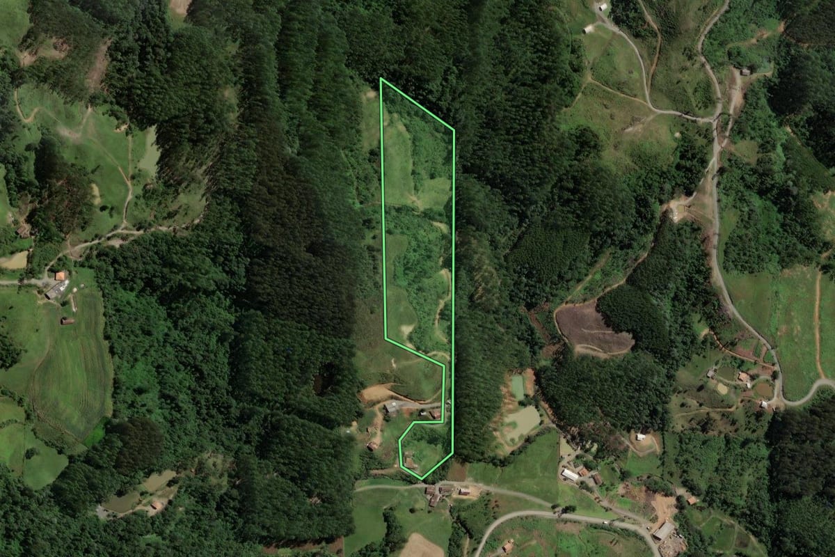 Imagem de satélite do imóvel rural em Salete (SC), com o contorno declarado no CAR desenhado por cima.