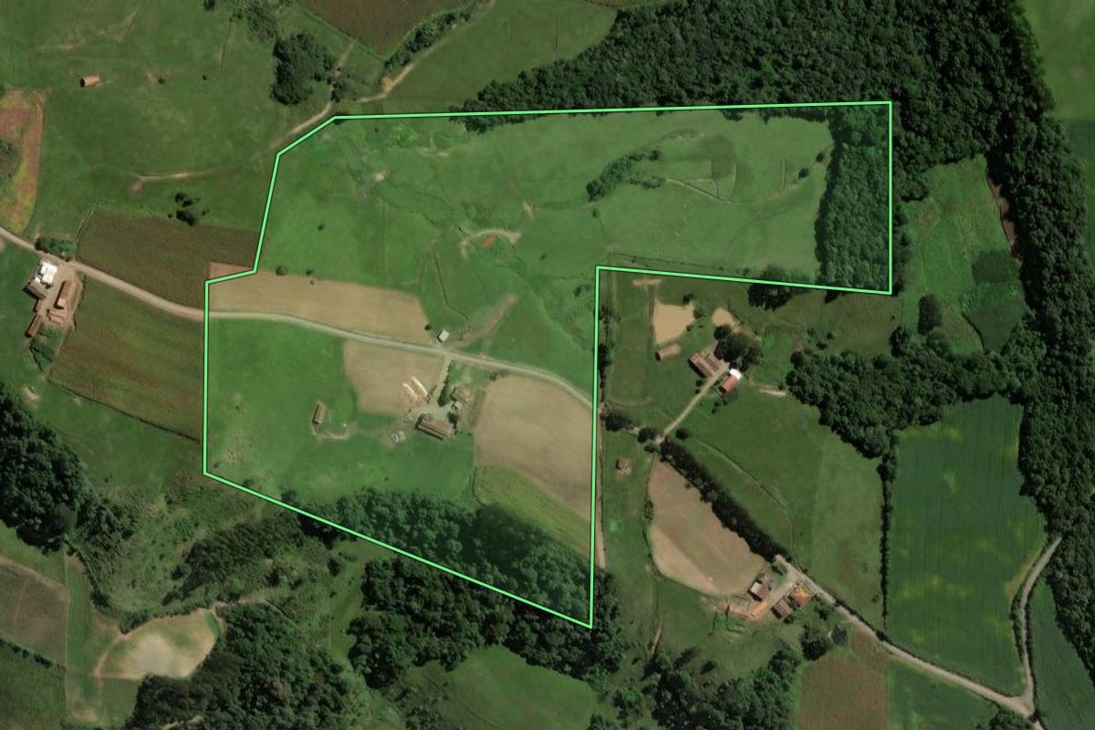 Imagem de satélite do imóvel rural em Salete (SC), com o contorno declarado no CAR desenhado por cima.