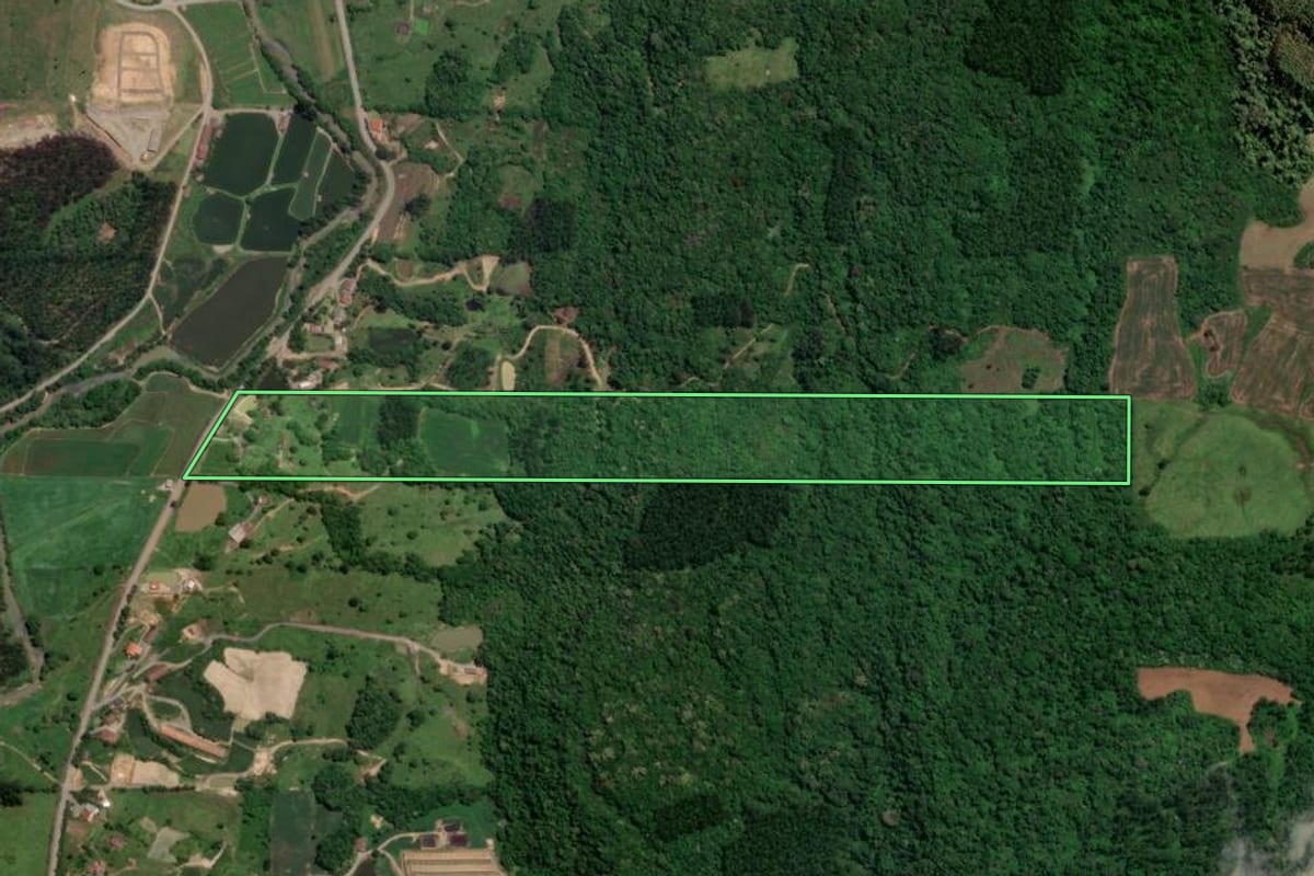 Imagem de satélite do imóvel rural em Salete (SC), com o contorno declarado no CAR desenhado por cima.