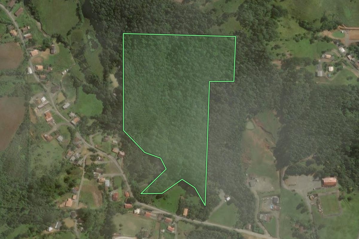 Imagem de satélite do imóvel rural em Salete (SC), com o contorno declarado no CAR desenhado por cima.