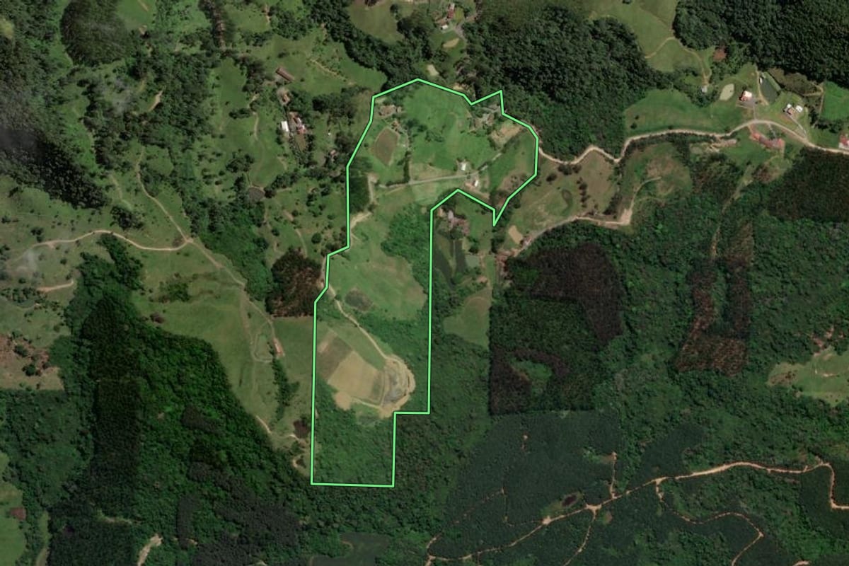 Imagem de satélite do imóvel rural em Salete (SC), com o contorno declarado no CAR desenhado por cima.