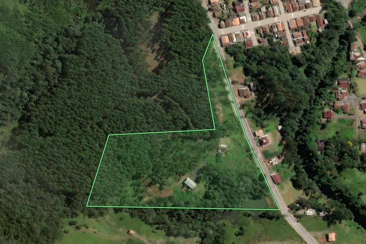 Imagem de satélite do imóvel rural em Salete (SC), com o contorno declarado no CAR desenhado por cima.