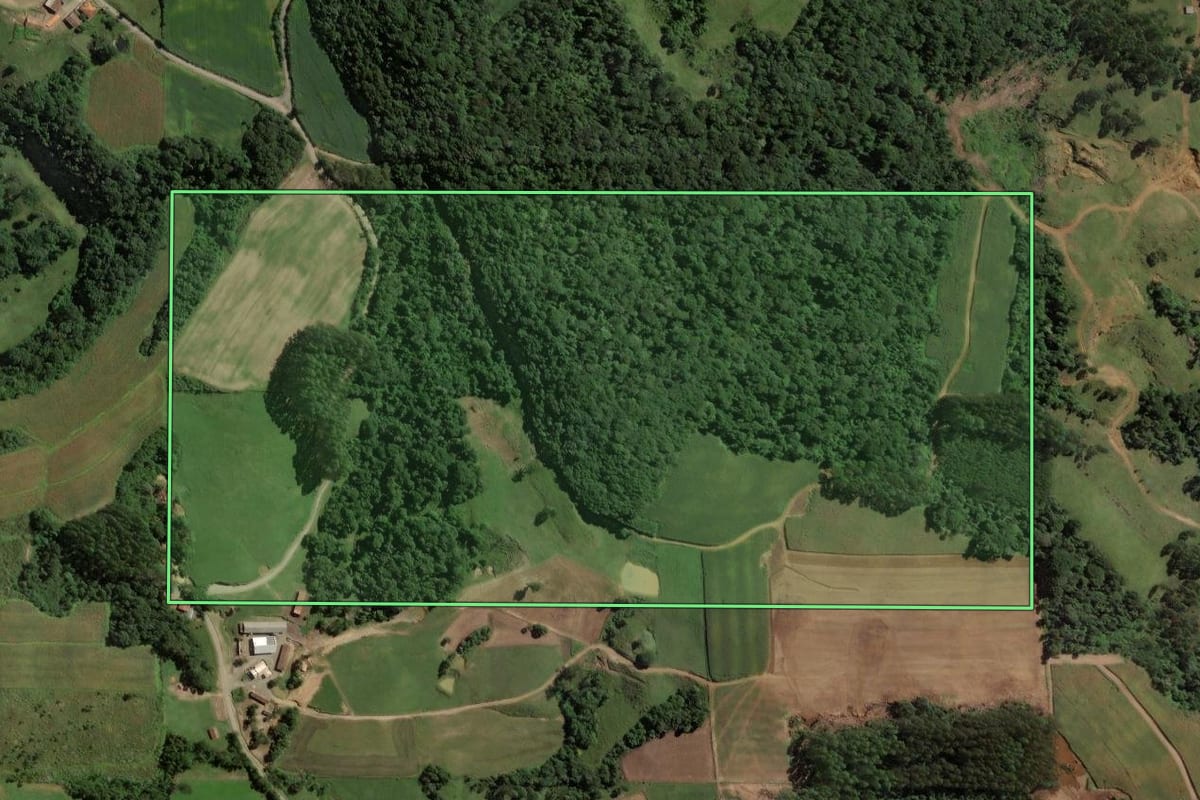 Imagem de satélite do imóvel rural em Salete (SC), com o contorno declarado no CAR desenhado por cima.