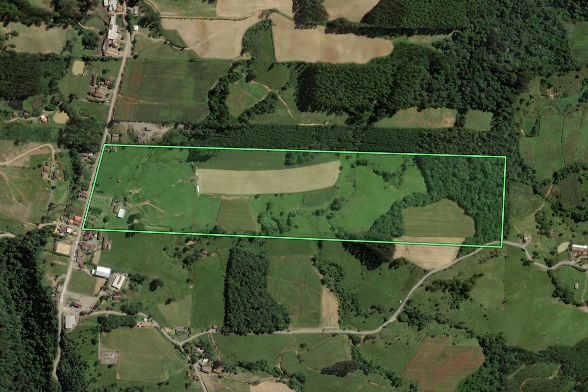 Imagem de satélite do imóvel rural em Salete (SC), com o contorno declarado no CAR desenhado por cima.