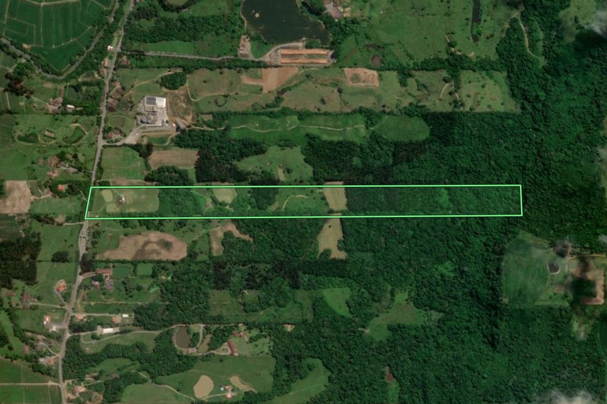 Imagem de satélite do imóvel rural em Salete (SC), com o contorno declarado no CAR desenhado por cima.