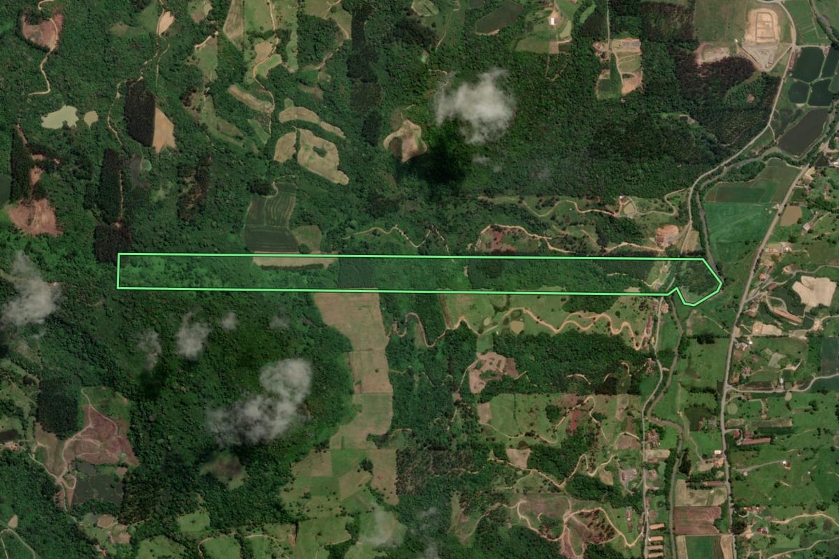Imagem de satélite do imóvel rural em Salete (SC), com o contorno declarado no CAR desenhado por cima.