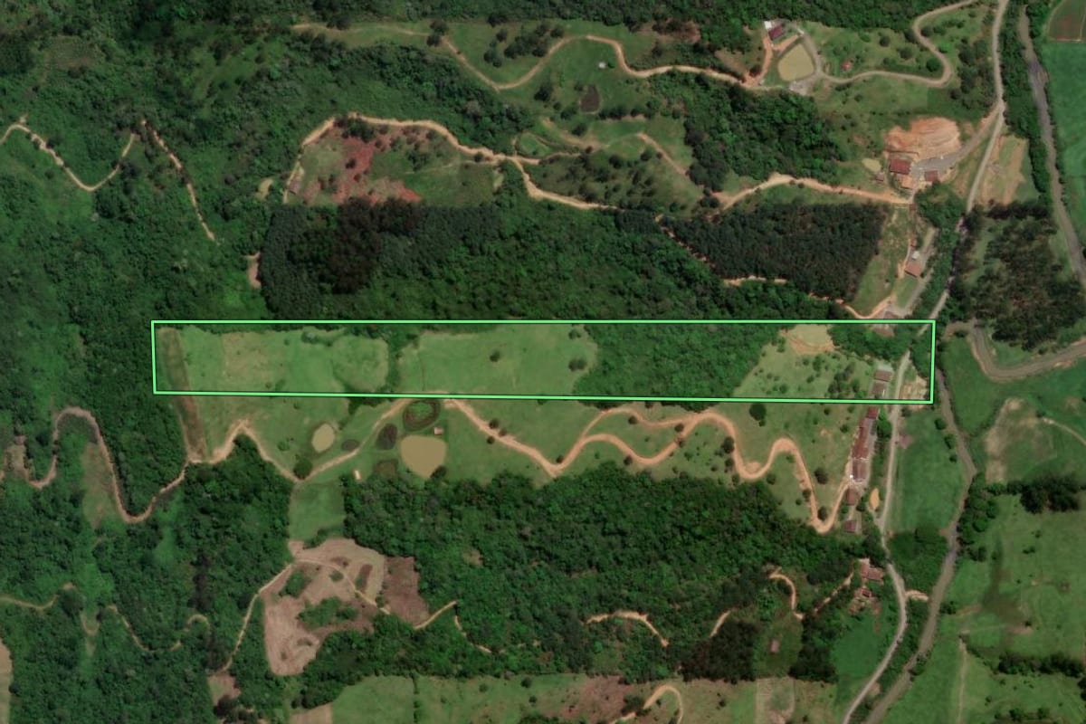 Imagem de satélite do imóvel rural em Salete (SC), com o contorno declarado no CAR desenhado por cima.