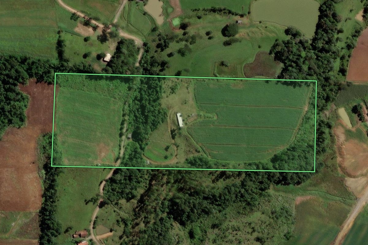Imagem de satélite do imóvel rural em Salete (SC), com o contorno declarado no CAR desenhado por cima.