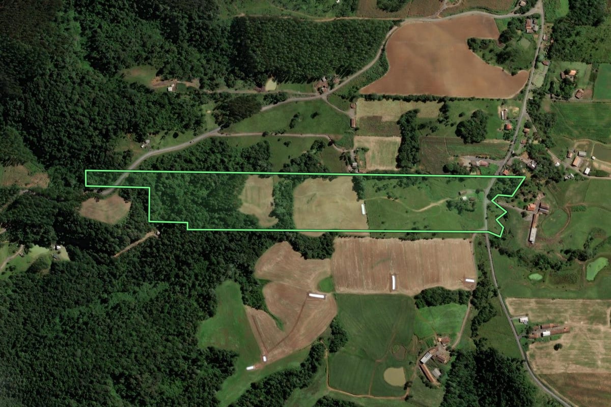 Imagem de satélite do imóvel rural em Salete (SC), com o contorno declarado no CAR desenhado por cima.