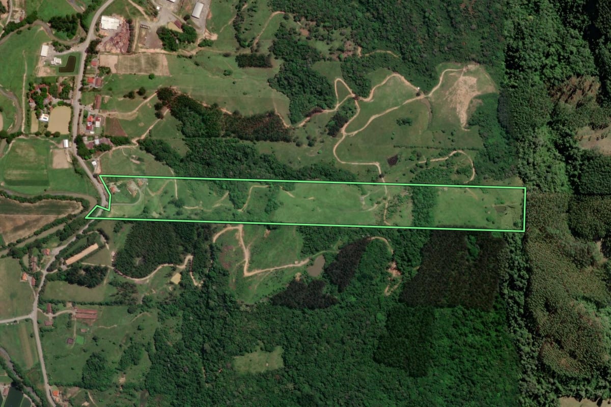 Imagem de satélite do imóvel rural em Salete (SC), com o contorno declarado no CAR desenhado por cima.