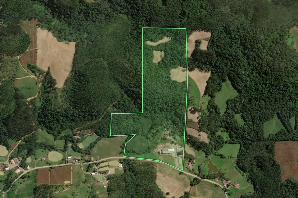 Imagem de satélite do imóvel rural em Salete (SC), com o contorno declarado no CAR desenhado por cima.
