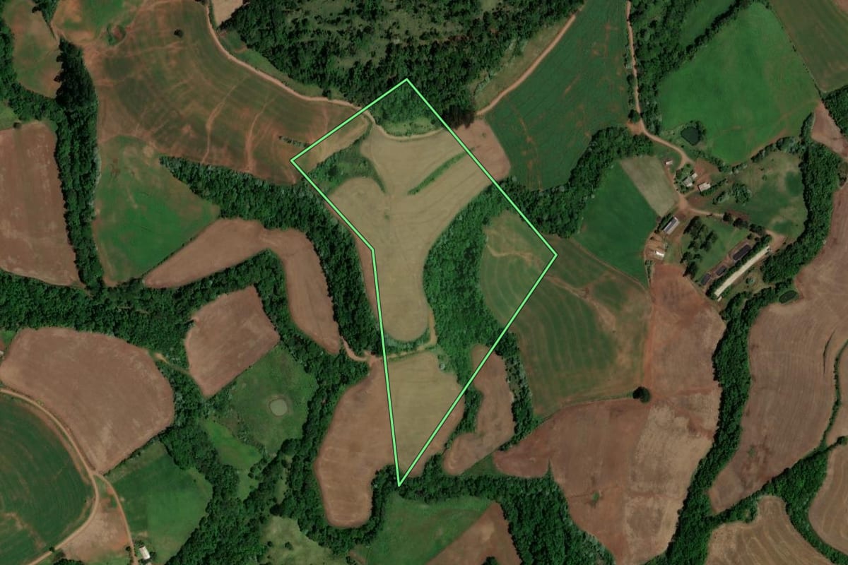 Imagem de satélite do imóvel rural em Saltinho (SC), com o contorno declarado no CAR desenhado por cima.