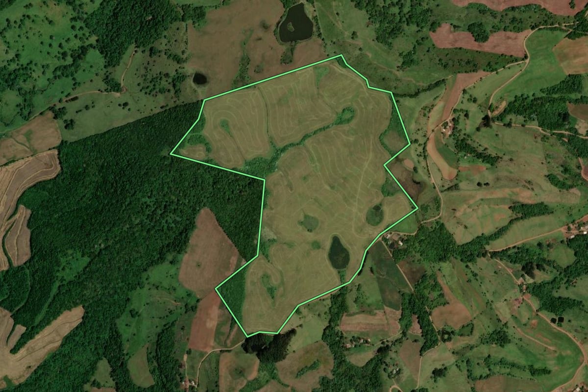 Imagem de satélite do imóvel rural em Saltinho (SC), com o contorno declarado no CAR desenhado por cima.